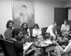Reunión en la dirección de la Piloto. En los extremos Luis Fernando Peláez y Miguel Escobar. A la izquierda, Gloria Palomino, Tita Maya, Luz Mercedes Cadavid, María José Rodríguez. Manuel, entre todos. Foto Jairo Osorio, del libro iconográfico Manuel revelado.