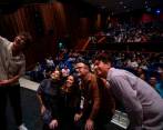 Al fina de la sesión en vivo, los participantes del show de Radio Ambulante se tomaron una selfie con el público de fondo. Foto: Cortesía.