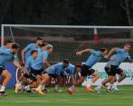 Los uruguayos quieren evitar sorpresas en su debut y se preparan con intensidad. FOTO: EFE