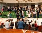 Durante la sesión de ayer, que tuvo que ser levantada de forma abrupta, simpatizantes y detractores del alcalde se tomaron las gradas del Concejo y protagonizaron duros choques. En la corporación el ambiente está cada vez más polarizado. FOTO EL COLOMBIANO