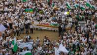 La Plaza de la Libertad, en La Alpujarra, se llenó de verde y blanco para pedir por la paz en el Bajo Cauca Antioqueño. Foto: MANUEL SALDARRIAGA QUINTERO.