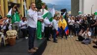 El mandatario departamental, incluso, tomó el micrófono y junto con los asistentes expresaba: “No están solos”. Foto: MANUEL SALDARRIAGA QUINTERO.
