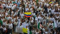 La Plaza de la Libertad, en La Alpujarra, se llenó de verde y blanco para pedir por la paz en el Bajo Cauca Antioqueño. Foto: MANUEL SALDARRIAGA QUINTERO.
