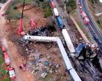 Unos 150 bomberos, además de 40 ambulancias, fueron movilizados al lugar del siniestro. FOTO EFE