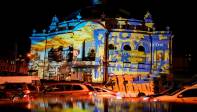 En Kiev la capital de Ucrania, iluminaron el edificio de la Ópera Nacional para conmemorar el aniversario de la guerra. FOTO: GETTY