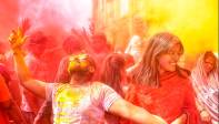 Está celebración una de la más colorida del mundo se realiza en todos los rincones de la India en ella se mezclan todo tipo de personas sin importar la clase social en un ambiente de alegría. Getty