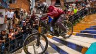 Previamente, el local Sebastián Holguín le puso orden a la casa y se metió primero, parcialmente, haciendo vibrar al público con su velocidad (1:26.996). FOTO CARLOS VELÁSQUEZ