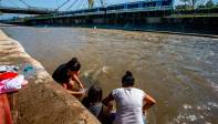 Las familias fueron enfáticas en decir que esperaban dejar la ciudad este mismo fin de semana, pues su objetivo es llegar a Necoclí, Urabá, para continuar hacia Panamá. Foto: Esneyder Gutiérrez Cardona 