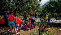 A orillas del río instalaron varias carpas y habilitaron un plástico improvisado para descansar y dormir. Foto: Esneyder Gutiérrez Cardona 