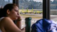 Desde las primeras horas de la mañana de este martes, cientos de viajeros molestos por la súbita cancelación de sus vuelos bloquearon el acceso a las salas de abordaje internacional del aeropuerto José María Córdova. Foto: Carlos Velásquez