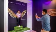 Los asistentes pueden tomarse fotografías con alas de insecto como un recuerdo de la exhibición. Foto: Carlos Velásquez