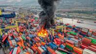 El sismo produjo un incendio en el puerto Internacional de Iskenderun de Hatay, Turquía. Foto: Getty