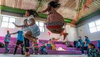 Mientras se desarrollan las negociaciones, los niños en compañía de empleados del Inder Medellín, disfrutan de recreación, los pequeños demuestran destrezas motrices adquiridas en sus territorios. Foto: Esneyder Gutiérrez 