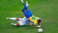 Neymar fue siempre muy referenciado por la marcación Argentina. Foto: EFE