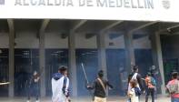 Todo transcurría en relativa calma hasta que un grupo de personas decidió ingresar al centro administrativo donde causaron destrozos y rompieron vidrios. Foto: Esneyder Gutiérrez