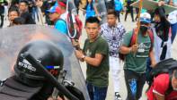 Los indígenas armados de palos se enfrentaron con los uniformados del Esmad. Foto: Esneyder Gutiérrez