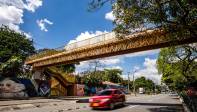 Puente en la avenida Guayabal que también será reemplazado por cruces peatonales a nivel. Foto: Carlos Velásquez