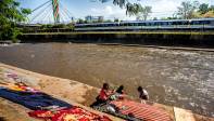 A orillas del río Medellín encontraron un lugar para bañarse, lavar la ropa, dormir en carpas y hasta nadar. Foto: Esneyder Gutiérrez Cardona 