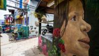 La intervención artística se realizó en las ventanas, puertas, terrazas de los barrios Balcones del Jardín, Brisas del Jardín y San José de la Cima en el sector de Manrique, comuna 3 de Medellín. Foto: Julio César Herrera