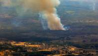 En las llanuras entre Zaragoza y Nechí se observan decenas de enormes columnas de humo de grandes extensiones de bosque que son quemadas para siembra de hoja de coca y minería ilegal. Foto: MANUEL SALDARRIAGA QUINTERO.