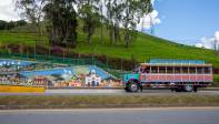 En la Autopista Medellín-Bogotá mientras se pasa por Guarne se pueden ver varias intervenciones artísticas en puentes y muros. Murales realizados en cerámica que hacen alusión a los pueblos tradicionales de Antioquia se pueden apreciar en puentes y paraderos de esta vía. Foto: Carlos Velásquez
