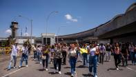 Los empleados de Viva Air se tomaron el acceso vehicular del aeropuerto José María Córdoba para protestar y pedir protección para sus empleos. Foto: Carlos Velásquez