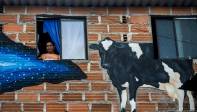 Además del macromural, en la zona se realizó, con la participación de artistas urbanos y colectivos como Biógrafos, Jauría, Jagua, Lemm and Buda, Dubian Monsalve y Alejandro Agud, un trayecto con 30 murales y 1.100 metros cuadrados intervenidos que retratan escenas de los barrios impactados y se convierten en memoria viva de cotidianidades, líderes sociales y personajes del sector. Foto: Julio César Herrera