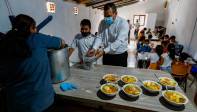 Madres de los niños se vinculan de forma desinteresada para preparar los alimentos con su talento humano y acompañadas de una nutricionista, afirma el sacerdote Carlos Andrade.