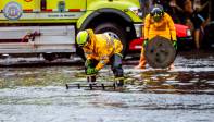 La glorieta de La Alpujarra también sufrió los embates del invierno quedando inundada. Los bomberos trabajaron para evacuar el agua. Foto: Camilo Suárez Echeverry
