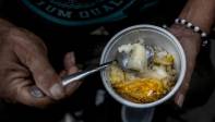 El sabor casero es otro de los motivos por lo que la mayoría de trabajadores prefieren la coca preparada en casa. Foto: Camilo Suárez Echeverry