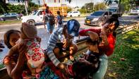 Para conseguir la comida y los pasajes para llegar al Urabá, algunos de los adultos han conseguido trabajos informales y temporales. También pidieron solidaridad de los paisas. Foto: Esneyder Gutiérrez Cardona 