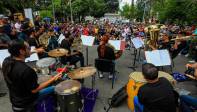 Los músicos comenzaron a las once en punto, a la hora pactada, un recital que se extendió durante una hora exacta. Foto: MANUEL SALDARRIAGA QUINTERO.
