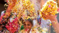 Durante el festival, las personas se arrojan polvos y aguas coloreadas de manera amistosa. Foto: Getty Está celebración una de la más colorida del mundo se realiza en todos los rincones de la India en ella se mezclan todo tipo de personas sin importar la clase social en un ambiente de alegría