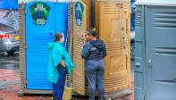 En el parque Bolívar hay dos baños. Cuando los abren, un olor intenso a amoniaco y podredumbre se apodera del lugar. Foto: Esneyder Gutiérrez 