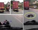 Aunque el hombre quedó tendido en la carretera se salvó de ser arrollado por el vehículo que venía detrás. IMAGEN TOMADA DEL VIDEO