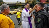 Por invitación de los mismos taxista el padre llegó a imponer la ceniza mientras se desarrollaba el paro. Foto: MANUEL SALDARRIAGA QUINTERO.