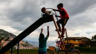 Monseñor Juan Enrique pineda lleva 26 años liderando en la comuna tres de Medellín, un trabajo de educación con los niños de escasos recursos de estas comunidades.