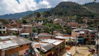 El barrio altos de la cruz se inicio con familias desplazadas , ahora es un barrio de mucho progreso y de gente pujante, afirma el padre Rubén Darío Tamayo que lleva 15 años en la comunidad.