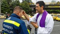 Mientras colocaba la ceniza el padre comenta” si todos volvieran a Dios no habrían injusticias ni corrupción y abriendo las puertas del corazón no se necesitaría hacer mas paros”. Foto: MANUEL SALDARRIAGA QUINTERO