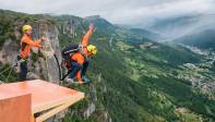 Amantes de los deportes extremos recorren el acantilado en busca de nuevas aventuras y emociones. Foto: Getty