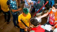 La guardia indígena es quien controla la logística en el coliseo en las diferentes actividades que se desarrollan en el lugar. Foto: Esneyder Gutiérrez 