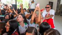 Ryan Castro le cantó a los estudiantes de su colegio. FOTO Esneyder Gutierrez