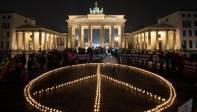 En Berlín, Alemania, formaron un signo de paz con velas frente al Brandeburgo para conmemorar el primer aniversario de la guerra entre Rusia y Ucrania. FOTO: GETTY
