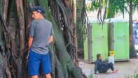 A cualquier hora algunas personas orinan y ensucian en las jardineras. La verdad es que de muy poco sirven”, comenta una vendedora del sector del centro. Foto: Esneyder Gutiérrez 
