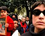 Un niño muestra la foto de un familiar desaparecido (i) junto a un grupo de manifestantes familiares de las víctimas de la dictadura de Agusto Pinochet en Chile. FOTO: EFE.