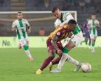 En la imagen aparece el jugador de Nacional Nelson Deossa disputando el balón con un rival durante el empate 2-2 frente al Tolima en la última fecha de la fase de todos contra todos. FOTO colprensa