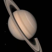 Esta imagen de Saturno fue adquirida por la nave Voyager 2 el 4 de agosto de 1981, desde una distancia de 21 millones de kilómetros. FOTO: NASA