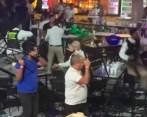 Botellas, mesas y sillas volaron durante la pelea. FOTO: CORTESÍA CAPTURA DE VIDEO.