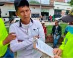 Este fue el gesto de Bertulfo Ultengo Mussi, alias “el Indio”, cuando los policías del Gaula le leyeron la orden de captura en el parque de La Plata, Huila. No aceptó los cargos. FOTO CORTESÍA POLICÍA