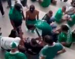 En la imagen se ve cómo rodean al hincha (camisa negra) que fue asaltado. FOTO PANTALLAZO TOMADO DE TWITTER